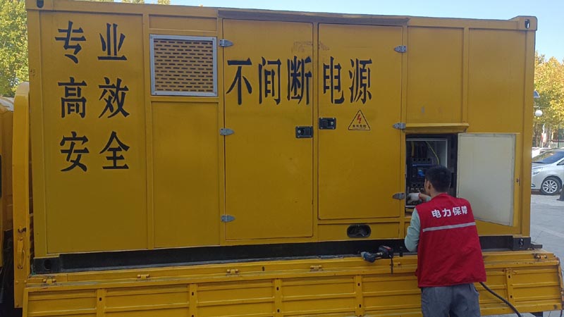 集宁柴油发电机组和UPS电源配合使用时，如何避免切换过程中的电力中断？
